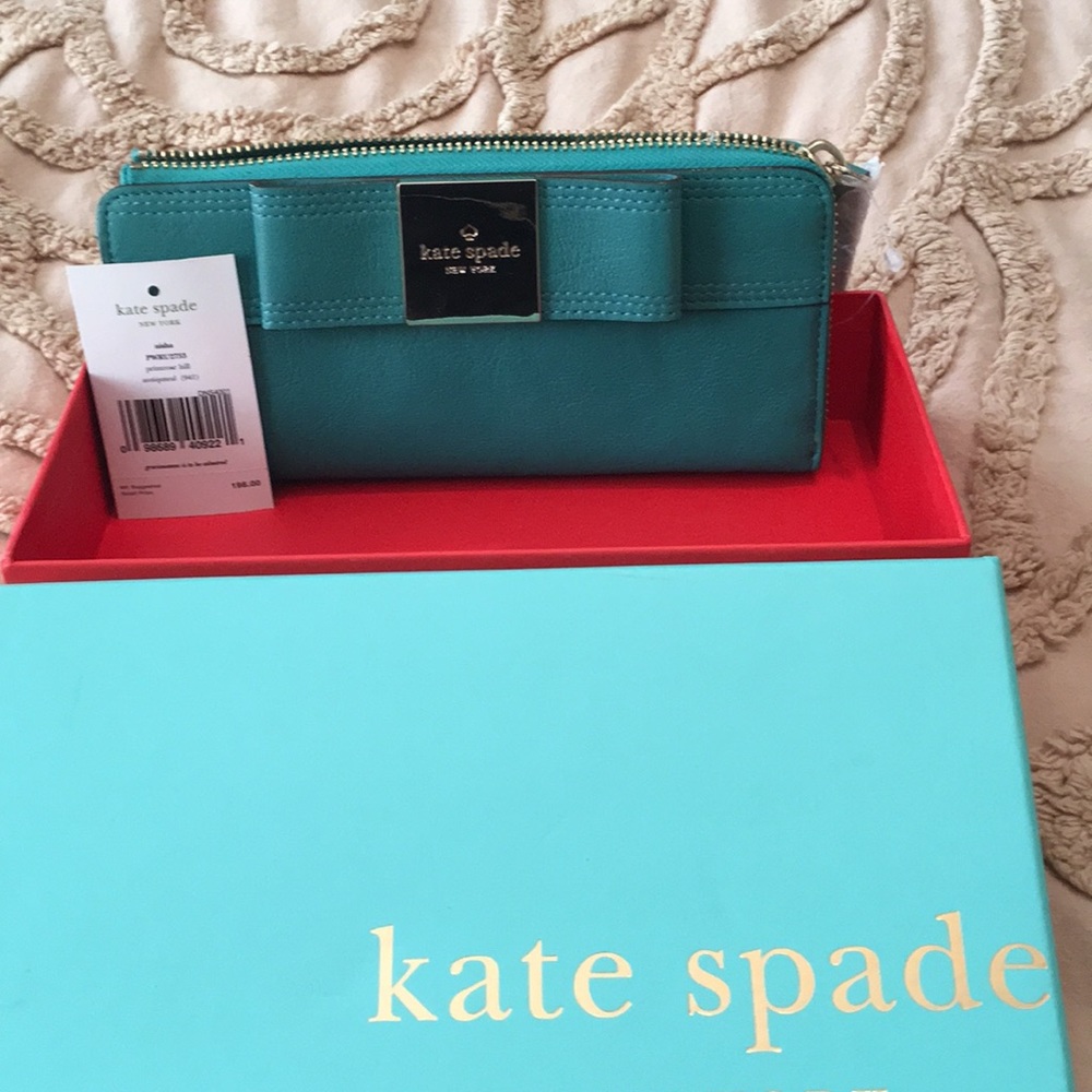Kate spade bow long walker/clutch. NWT